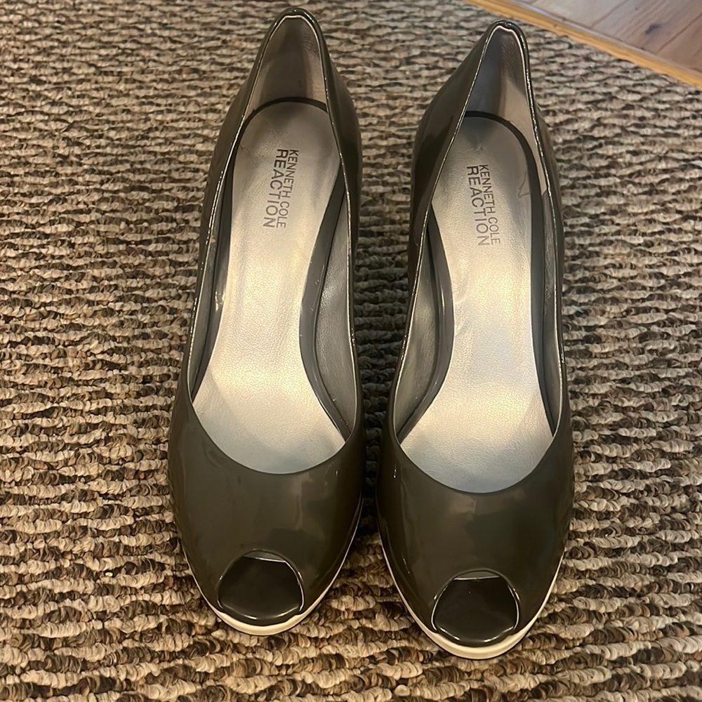 Kenneth Cole Gray patent leather peep toe pumps with white heels size 9